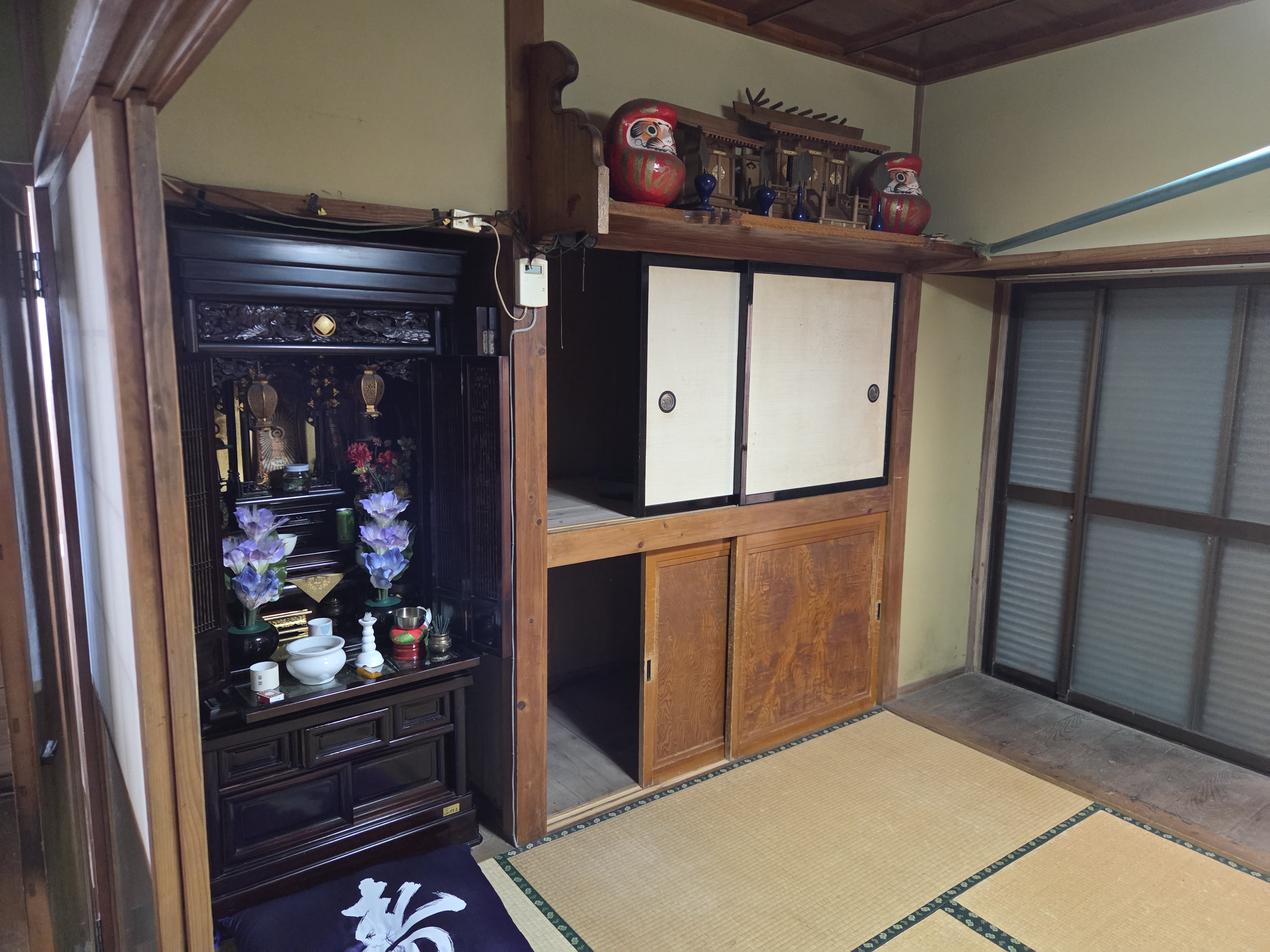 仏壇や家財が残った茨城県内の空き家